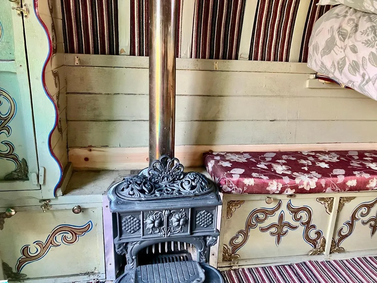 Romany Bow Top Gypsy Wagon @ Tin And Canvas Glamping, Pickering Κάμπινγκ