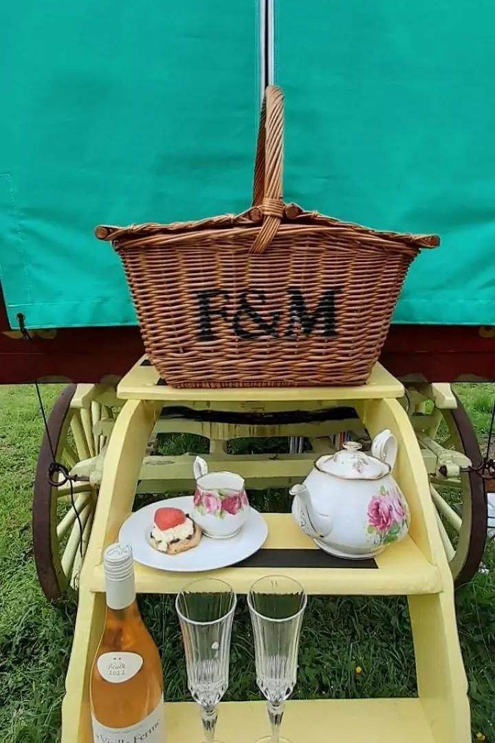 Κάμπινγκ Romany Bow Top Gypsy Wagon @ Tin And Canvas Glamping, Pickering